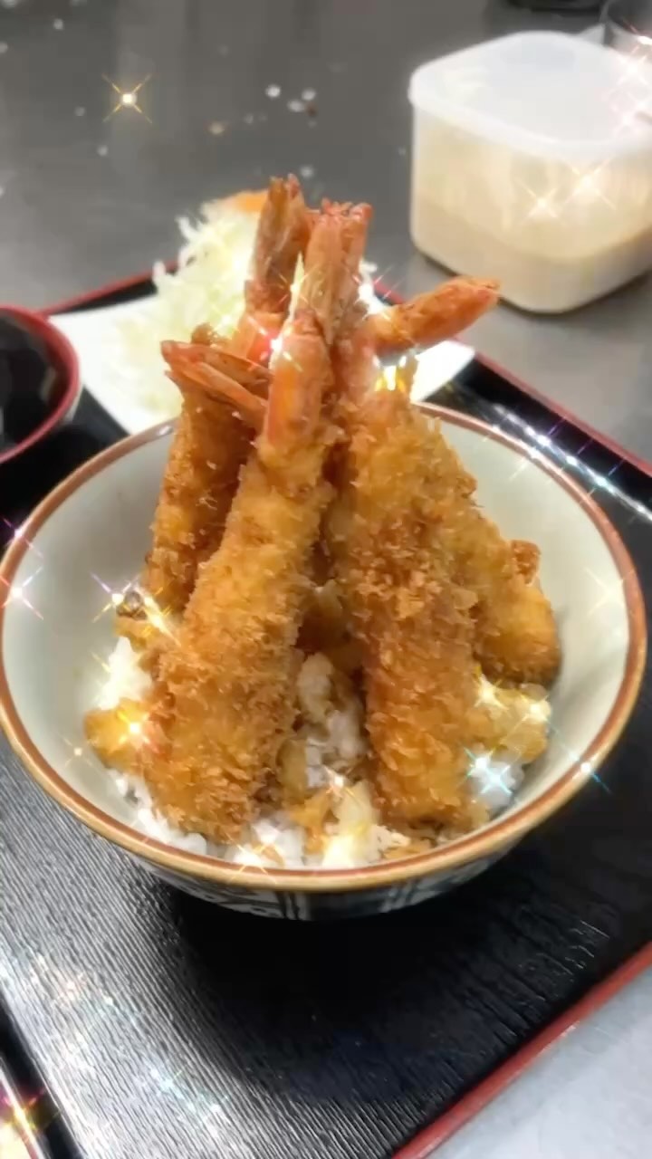 新登場！南風原タワー丼

ついに登場、みんなが待ち望んでいたとんかつ屋のエビフライがタワーに！「南風原タワー丼」と名付けたこのメニューでは、5本のエビフライがドーンとそびえ立ちます。ソースでもタルタルソースでも、お好みでどうぞ！この圧巻のボリューム、ぜひ体験してみてくださいね！